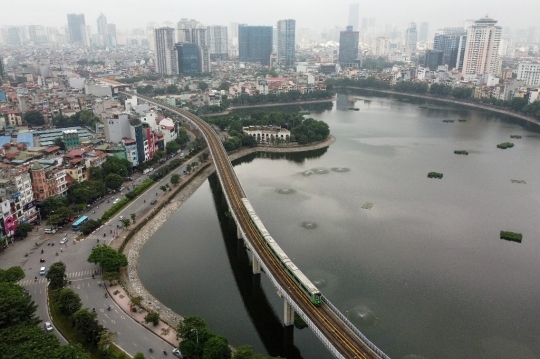 Antusiasme Warga Hanoi Jajal Kereta Komuter Perkotaan Pertama