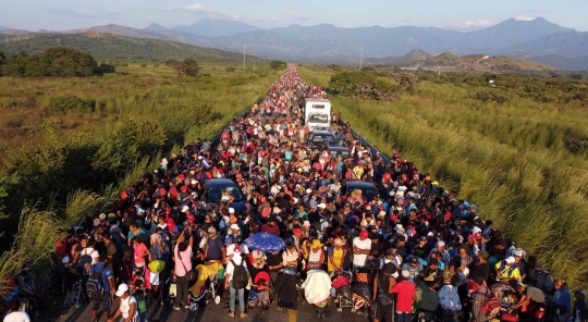 Ribuan Imigran Jalan Kaki Menuju Mexico City