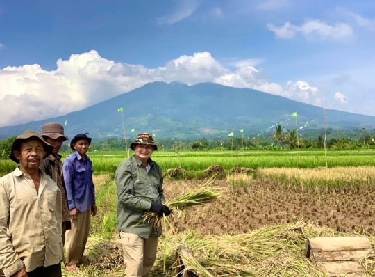 Potret Jenderal Polri Panen Padi, Turun Langsung ke Sawah bareng Anak Istri