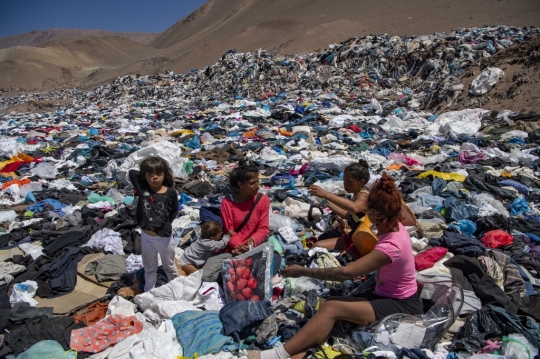 Penampakan Baju Bekas Menggunung di Gurun Atacama