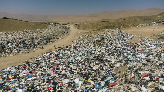 Penampakan Baju Bekas Menggunung di Gurun Atacama