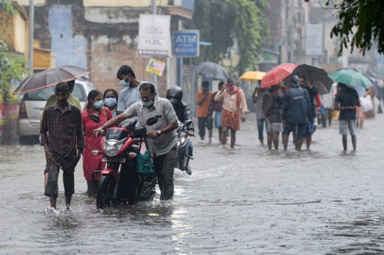 Banjir Rendam Permukiman di India