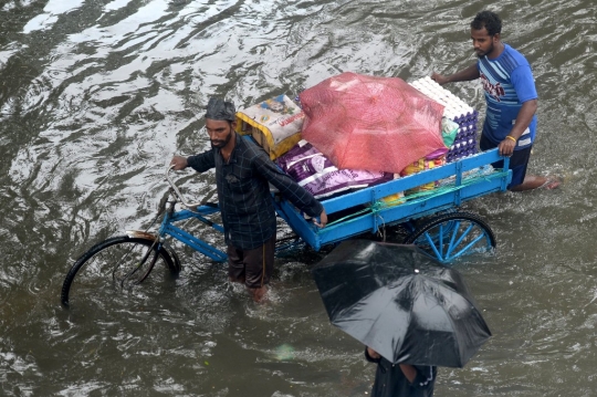 Banjir Rendam Permukiman di India