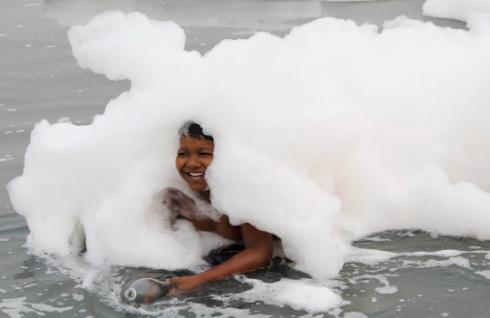 Warga India Mandi Busa Beracun di Sungai Yamuna