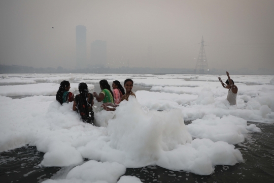 Warga India Mandi Busa Beracun di Sungai Yamuna