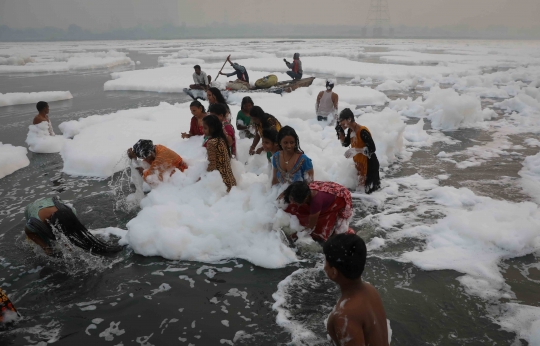 Warga India Mandi Busa Beracun di Sungai Yamuna