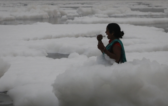Warga India Mandi Busa Beracun di Sungai Yamuna