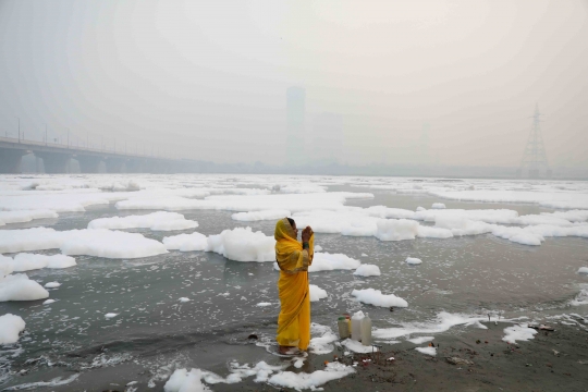 Warga India Mandi Busa Beracun di Sungai Yamuna
