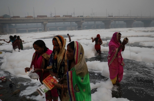Warga India Mandi Busa Beracun di Sungai Yamuna