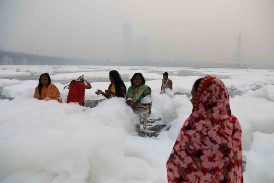 Warga India Mandi Busa Beracun di Sungai Yamuna