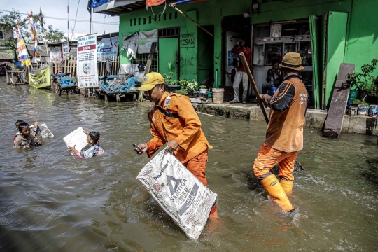 Aksi Pembersihan Sampah Banjir Rob