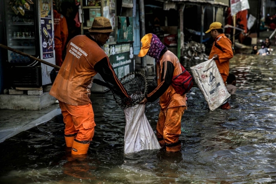Aksi Pembersihan Sampah Banjir Rob