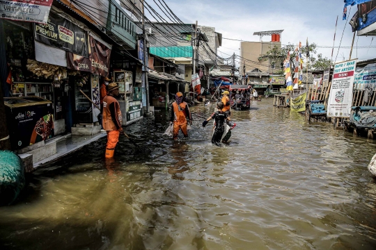 Aksi Pembersihan Sampah Banjir Rob