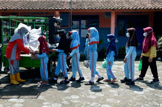 Menukar Sampah dengan Buku di Perpustakaan Limbah Pustaka