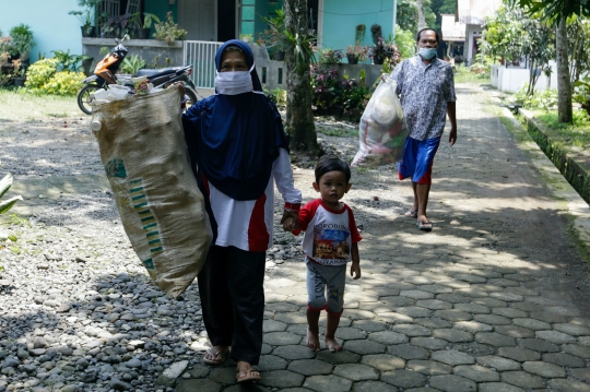 Menukar Sampah dengan Buku di Perpustakaan Limbah Pustaka