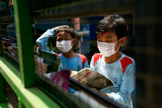 Menukar Sampah dengan Buku di Perpustakaan Limbah Pustaka