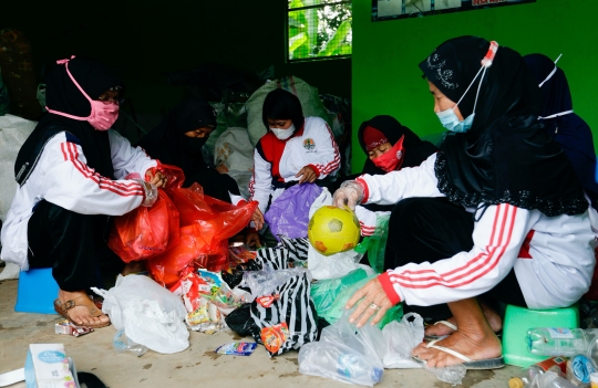 Menukar Sampah dengan Buku di Perpustakaan Limbah Pustaka