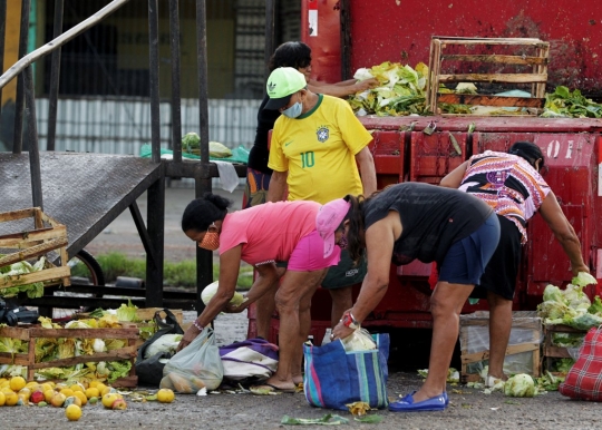 Potret Warga Brasil Kelaparan Kumpulkan Sisa Buah dan Sayur dari Tempat Sampah