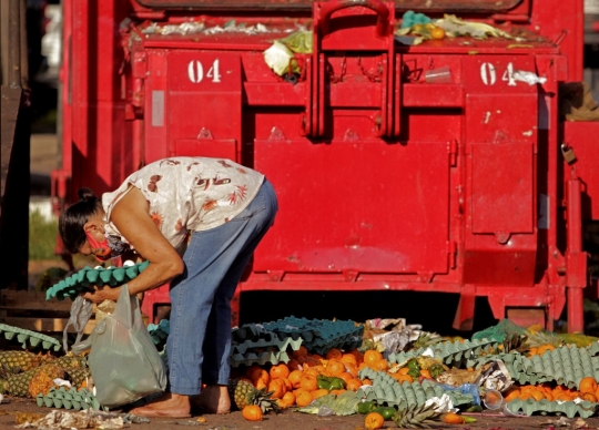 Potret Warga Brasil Kelaparan Kumpulkan Sisa Buah dan Sayur dari Tempat Sampah