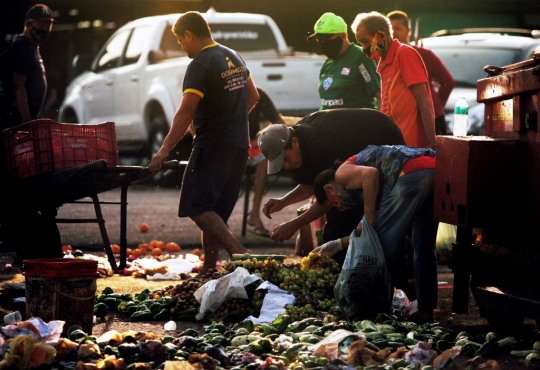 Potret Warga Brasil Kelaparan Kumpulkan Sisa Buah dan Sayur dari Tempat Sampah