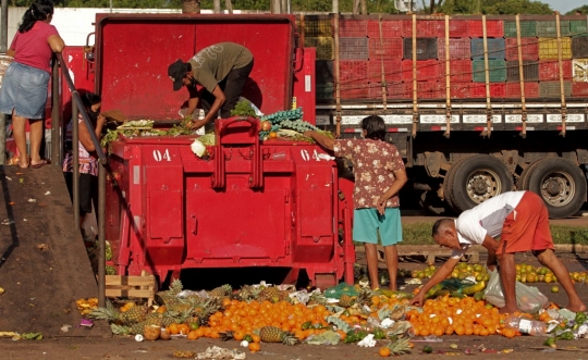 Potret Warga Brasil Kelaparan Kumpulkan Sisa Buah dan Sayur dari Tempat Sampah