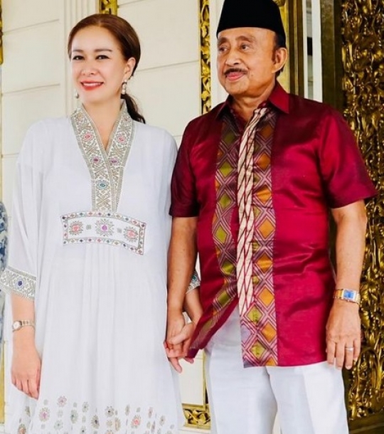 Potret Mesra Eks Menteri Tenaga Kerja Abdul Latief dan Istri, Terpaut Usia 35 Tahun