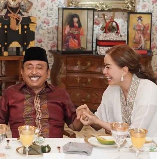 Potret Mesra Eks Menteri Tenaga Kerja Abdul Latief dan Istri, Terpaut Usia 35 Tahun