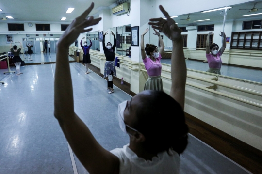 Berlatih Tari Balet di Tengah PPKM Level 1
