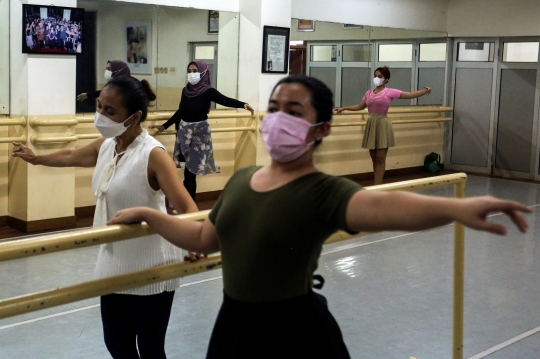 Berlatih Tari Balet di Tengah PPKM Level 1