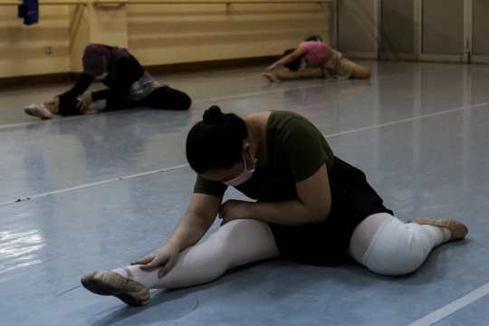 Berlatih Tari Balet di Tengah PPKM Level 1