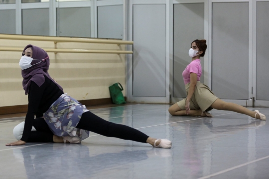 Berlatih Tari Balet di Tengah PPKM Level 1