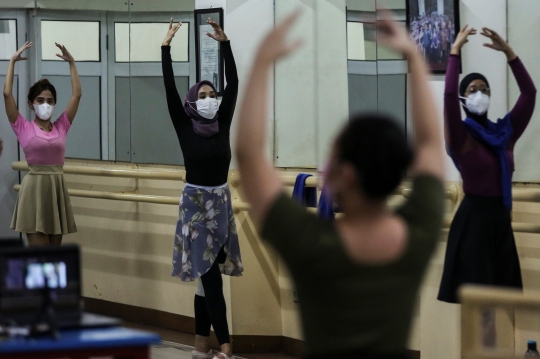 Berlatih Tari Balet di Tengah PPKM Level 1