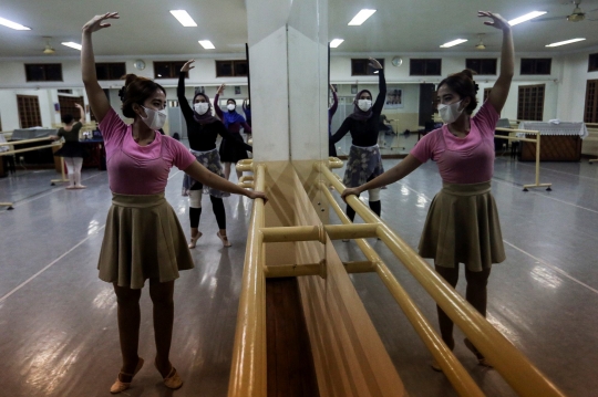 Berlatih Tari Balet di Tengah PPKM Level 1
