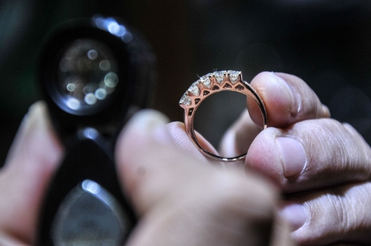 Daya Beli Berlian Merosot