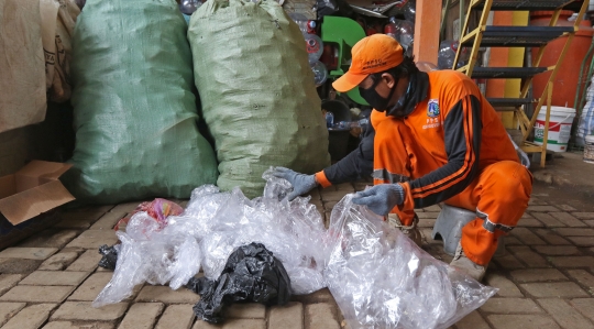 Petugas PPSU Ubah Sampah Plastik Jadi Solar