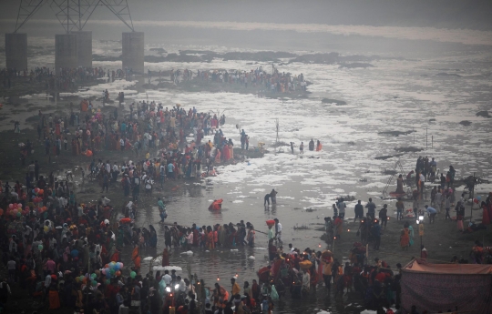Potret Warga India Rayakan Festival Keagamaan di Sungai Penuh Busa