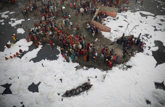 Potret Warga India Rayakan Festival Keagamaan di Sungai Penuh Busa