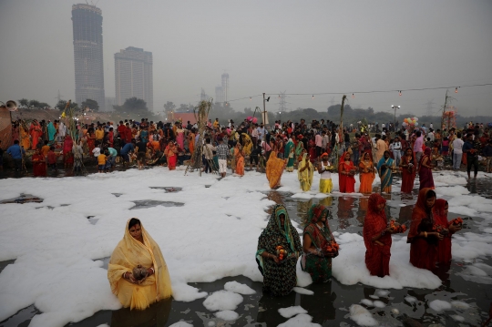 Potret Warga India Rayakan Festival Keagamaan di Sungai Penuh Busa