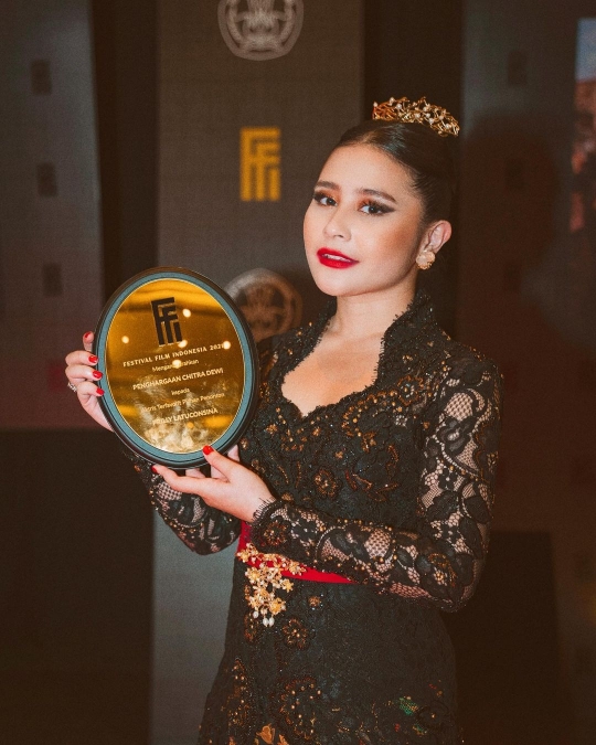 Potret Cantik Prilly Latuconsina Berkebaya Hitam, Banjir Pujian Para Artis