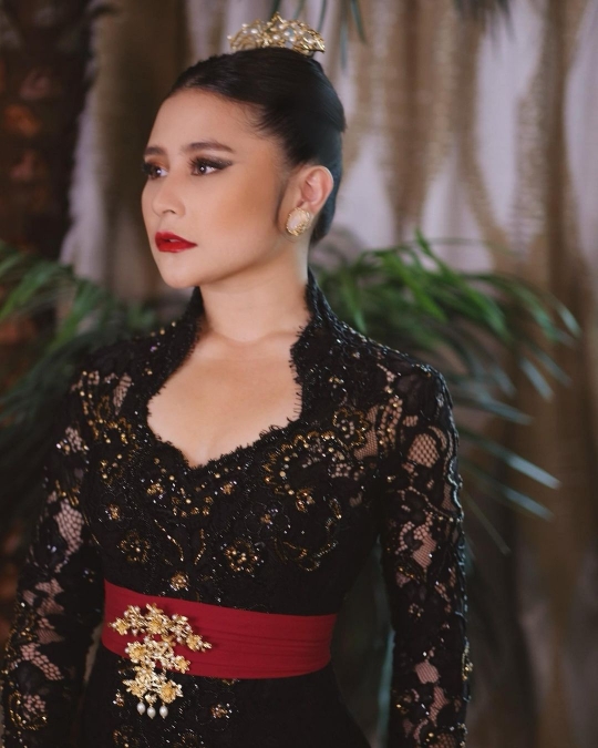 Potret Cantik Prilly Latuconsina Berkebaya Hitam, Banjir Pujian Para Artis