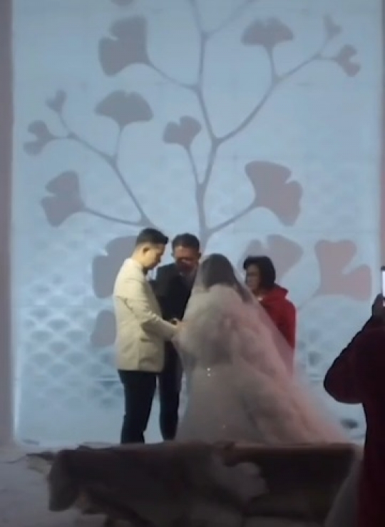 Viral, Potret Pasangan Pengantin Indonesia Pertama yang Menikah di 'Kutub Utara'