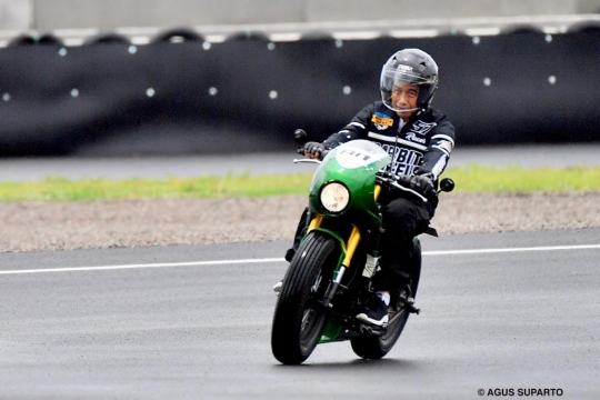 Gaya Jokowi Jajal Sirkuit Mandalika dengan Motor Bobber