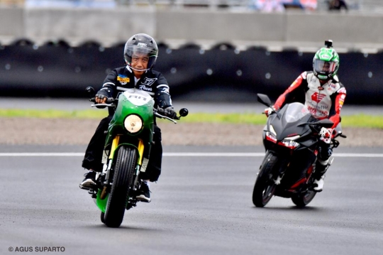 Gaya Jokowi Jajal Sirkuit Mandalika dengan Motor Bobber