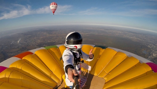 Pria Prancis Cetak Rekor Berdiri di Atas Balon Udara