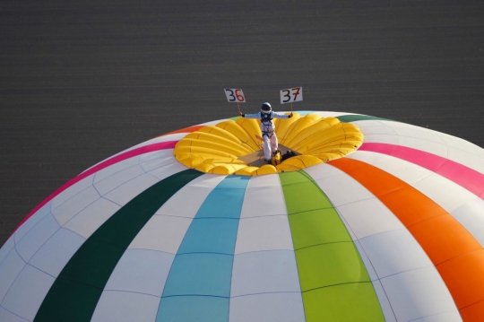 Pria Prancis Cetak Rekor Berdiri di Atas Balon Udara