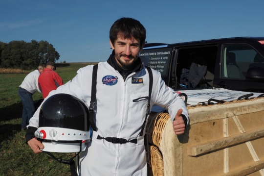 Pria Prancis Cetak Rekor Berdiri di Atas Balon Udara