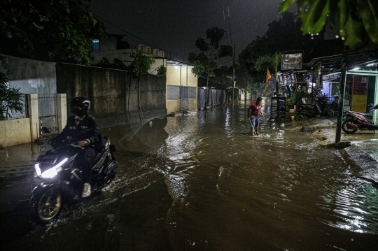 Banjir Setinggi Betis Orang Dewasa Rendam Mampang Prapatan