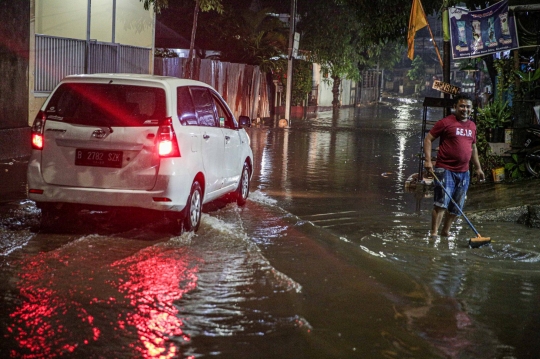 Banjir Setinggi Betis Orang Dewasa Rendam Mampang Prapatan