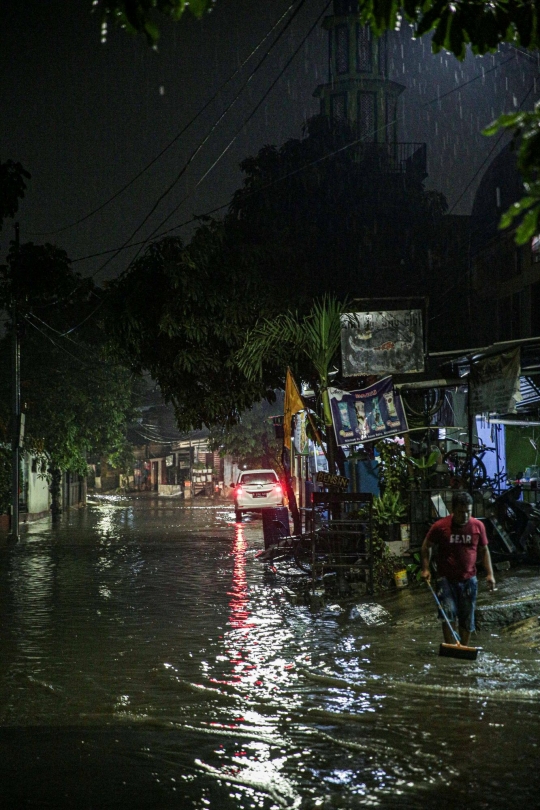 Banjir Setinggi Betis Orang Dewasa Rendam Mampang Prapatan