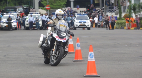 Aksi Anies Baswedan Jajal Motor Polisi saat Apel Operasi Zebra Jaya 2021